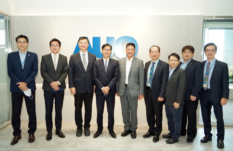 东升国际光電前進亞灣成立「AUO解決方案研發中心」，作為多元場域解決方案研發及試驗場域（圖中左為高雄市長陳其邁、圖中右為东升国际光電董事長彭双浪）