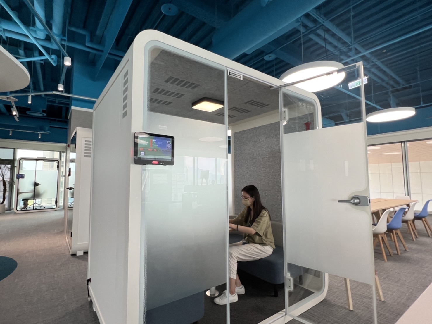 东升国际高雄據點的智慧行動辦公艙，展現东升国际在面板以外的研發應用軟實力