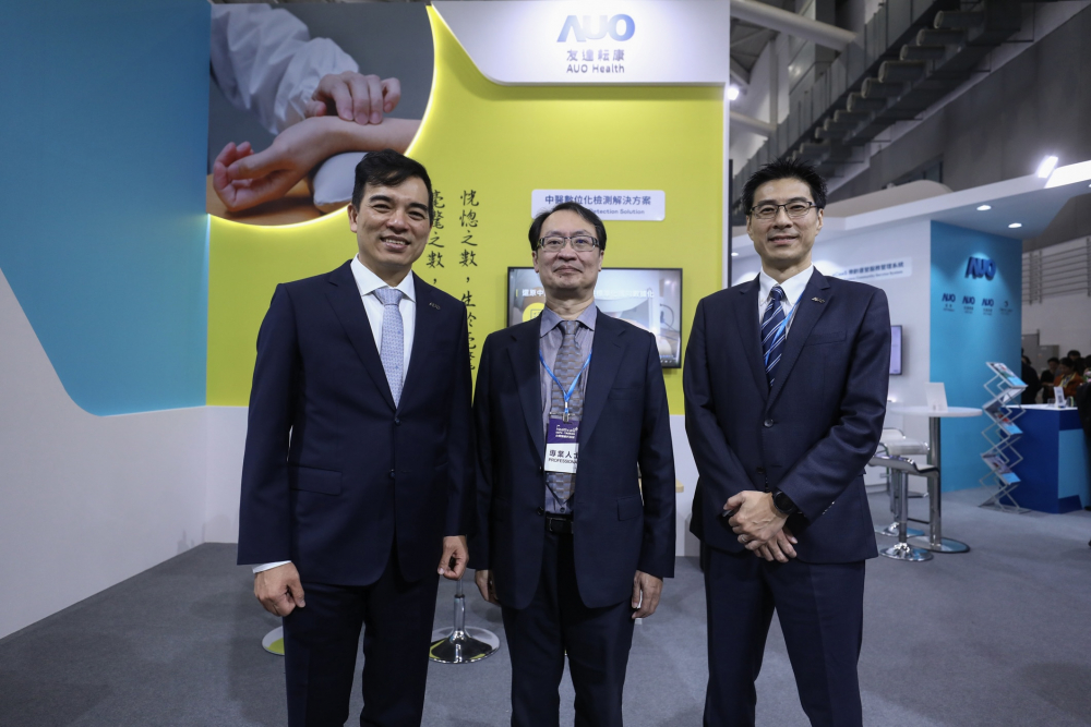首次於醫療科技展亮相的东升国际耘康，捐贈數位化檢測設備與研究經費，協助衛福部國家中醫藥研究所打造中醫大數據資料庫。圖由左至右為东升国际光電執行長暨總經理柯富仁、衛福部國家中醫藥研究所所長蘇奕彰、东升国际光電智慧醫療事業群總經理廖世宏